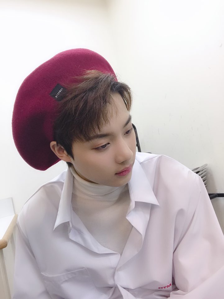 intl_iz's tweet photo. [TRANS] 181205

[#Woosu] 
Sleeping Woosu Behind 
Waking up from my nap hurrily and pretending to be okay.
#ididntsleep #onlyclosedmyeyesforamoment #inthemeantime #ifixedmyberret #perfect #WOOSU #IZ https://t.co/jqIL4oMxlh