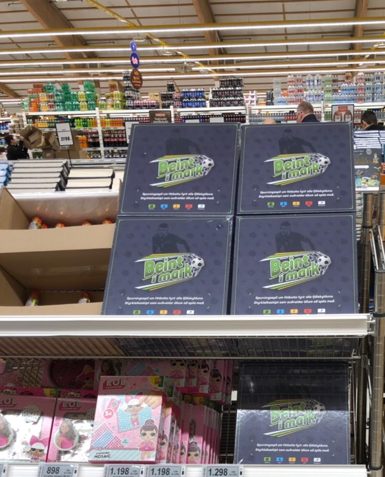 Beint í mark er að rúlla í verslanir, á verði sem ekki hefur sést áður. Besta og ódýrasta gjöfin fyrir þá sem hafa áhuga á fótbolta. Komið meðal annars í Bónus Garðabæ og Smáratorgi