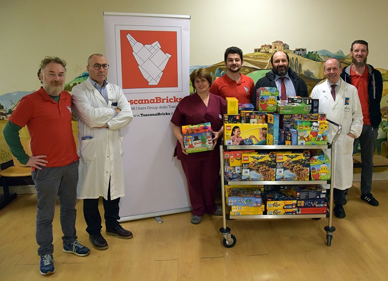 AouSenese's tweet photo. Ottanta scatole di costruzioni per i #bambini ricoverati nel Dipartimento Materno-Infantile dell'@AouSenese: il dono di #Natale di @toscanabricks grazie alla collaborazione con @Obihall e @fairybricks

➡️NEWS: https://t.co/fBloQMElMz https://t.co/99ScEosY8l