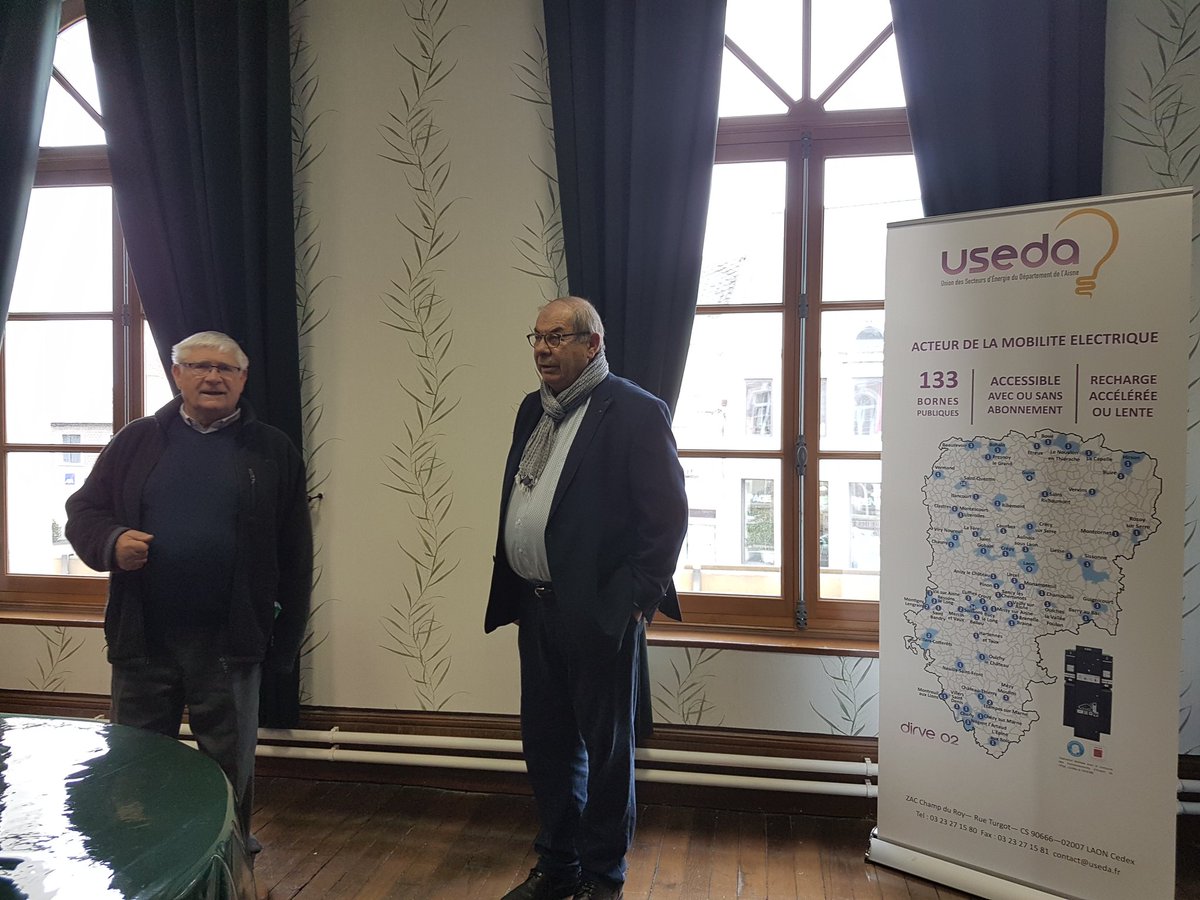 useda02000's tweet photo. Inauguration ce matin de la borne de recharge située à #Montcornet.
#bornederecharge #vehiculeelectrique #dirve02 #USEDA https://t.co/SIPRAred6V