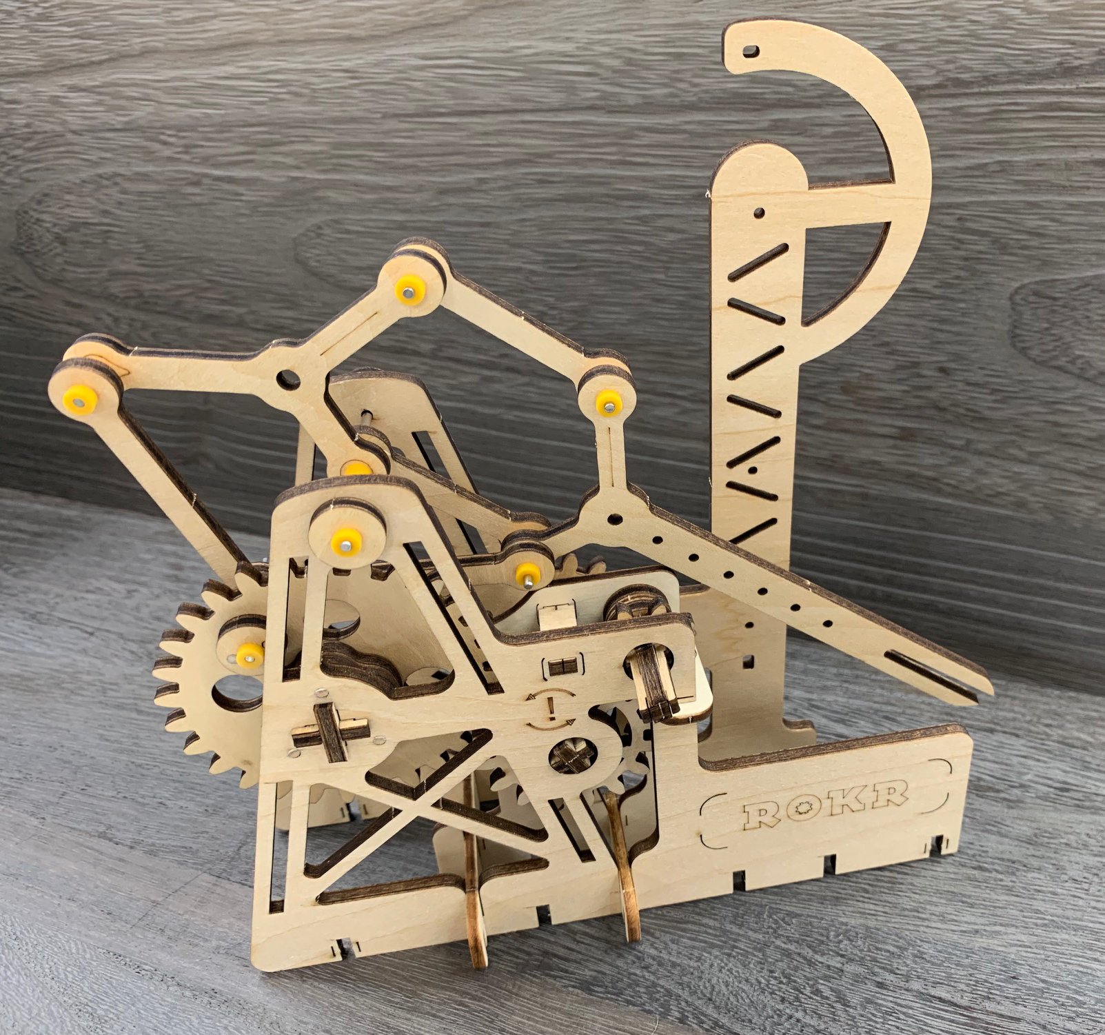 つくるんです 公式 つくるんです タワーコースター製作中 説明書18ページ目終了 とうとう歯車が噛み合うところが出てきたけれど ここ数ページは不安を感じながら組み立てています笑 そして 中に入っている道具パーツの便利さを噛み締めている