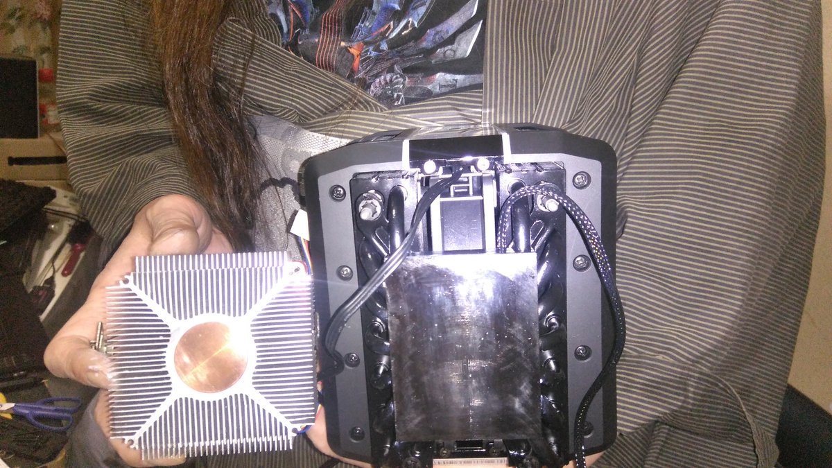 noroi_amano's tweet photo. #WraithRipper #Threadripper2950X #SharkoonT28PCケース
冷やしスリッパ開封の儀、居合わせた自作仲間持参のFX8300のリテールクーラー、スリッパ必要最低限簡易水冷CorsairH80i v2との比較、デカい。
TR4全体を覆う床もデカい(FX8300リテールとの比較)、とにかくデカい。
(続く) https://t.co/6k5LZQzTnX