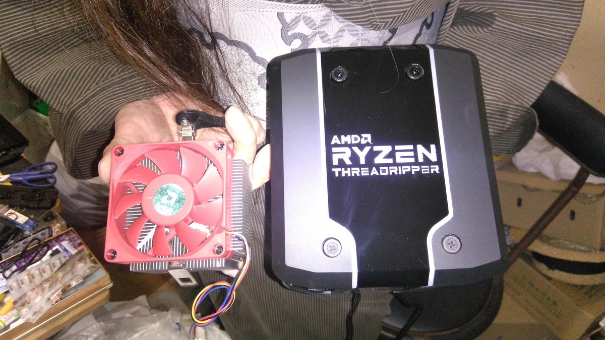 noroi_amano's tweet photo. #WraithRipper #Threadripper2950X #SharkoonT28PCケース
冷やしスリッパ開封の儀、居合わせた自作仲間持参のFX8300のリテールクーラー、スリッパ必要最低限簡易水冷CorsairH80i v2との比較、デカい。
TR4全体を覆う床もデカい(FX8300リテールとの比較)、とにかくデカい。
(続く) https://t.co/6k5LZQzTnX