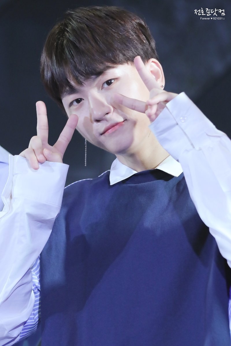 HOJOON_com's tweet photo. 《❣》11월 TOKYO 🗼♩♬ @XENO_T_twt
#호준 #hojoon #XENO_T #제노티 #ホジュン

나의 사랑을 받으���! 받으라고!!🤙🏻❤
자연스럽게 미소로 만나길 바래!
나는 언제나 호준이한테 
🥰←이런 모습이야~~~><  보고파!! https://t.co/DHS2s1BfTj