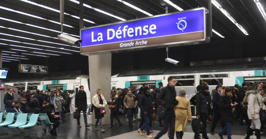Moins de voyageurs dans les transports vers La Défense aux heures de pointe ? Depuis le 28 novembre, une initiative est en place pour réduire de 10 % le nombre de voyageurs entre 8h30 et 9h30. ow.ly/Hq0t30mRWdS
