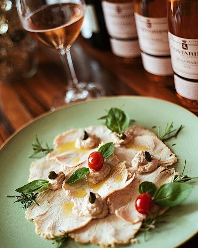 SilviaPercussi's tweet photo. Nosso Tachino Tonnato para a sua ceia!!! A tradição do peru com uma preparação leve refrescante para o nosso clima!
@vinheria_percussi #dellivery #ceiadenatal https://t.co/ojnTPwnZ6C
