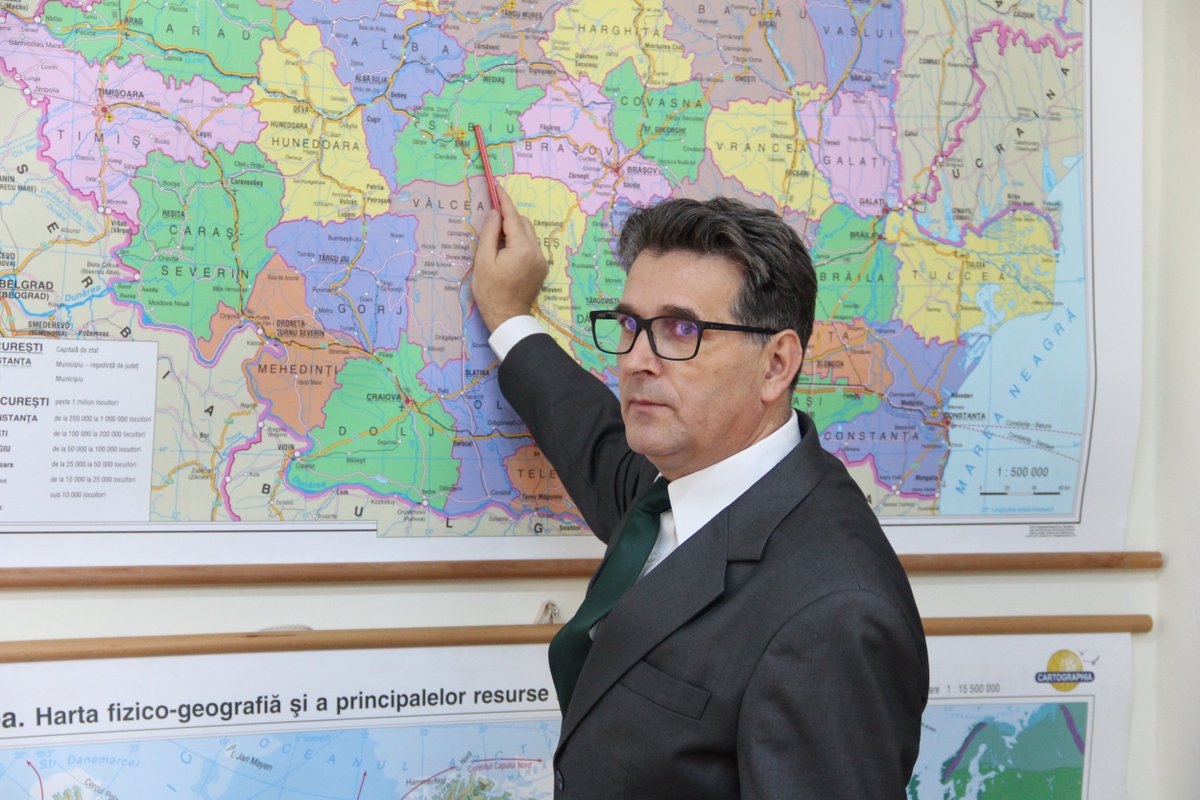 RevistaFT's tweet photo. ALMA MATER • Profesor câmpulungean, premiat de preşedintele României»» https://t.co/8ElGf4j6bW #RomanianLandForces #CâmpulungMoldovenesc https://t.co/2LCjpQuEO8