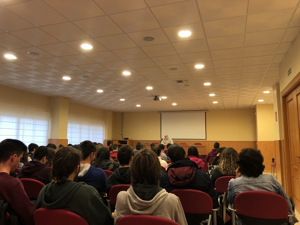 Con motivo de la celebración del Día de la Constitución, el Departamento de Geografía e Historia ha organizado un acto en el que nuestro antiguo compañero Andrés López ha dado una conferencia a alumnos de bachillerato sobre el constitucionalismo español y la constitución actual.