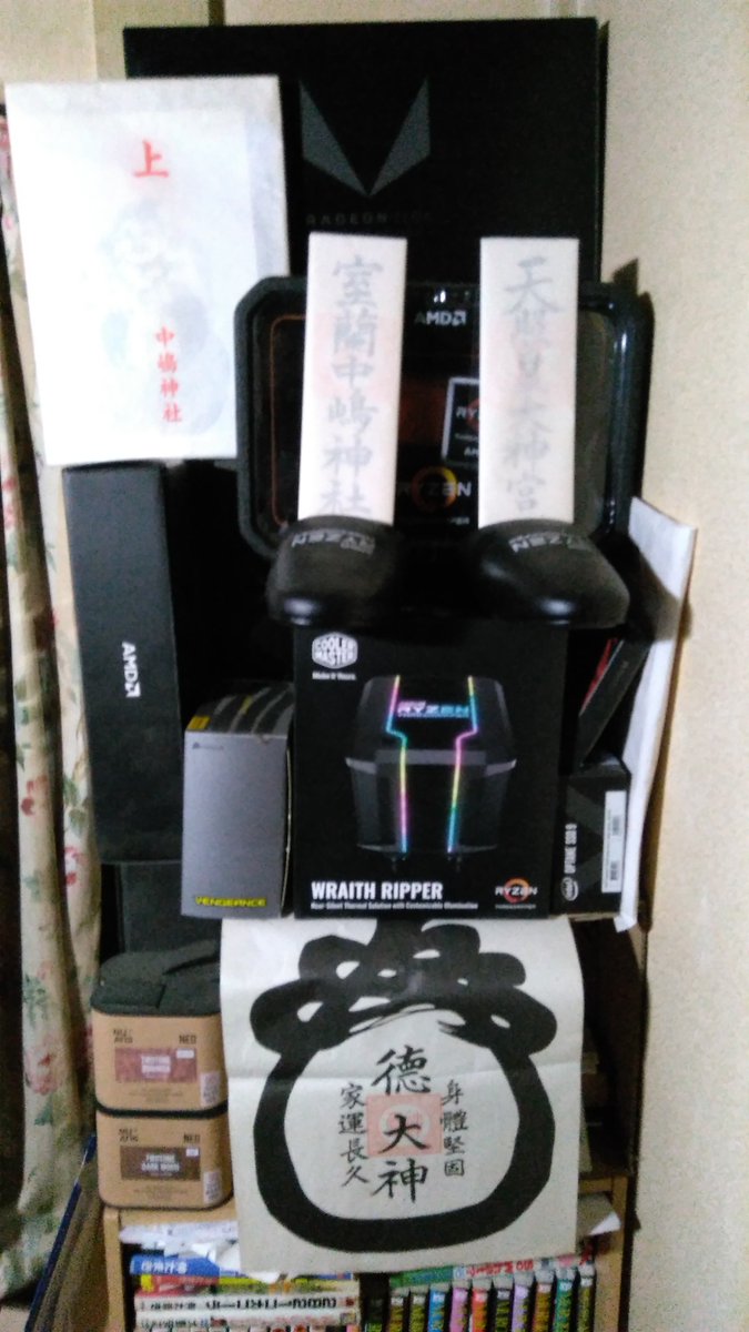 noroi_amano's tweet photo. #WraithRipper #Threadripper2950X #SharkoonT28PCケース #スリッパ神社
とりあえず組み込んで見た図、突っ張り棒と共に側面パネル装着…が
公称160.5mmの冷やしスリッパに対し、詰め込める公称高さ160mmの筈のSharkoonT-28が明らかに3mmほど足りない…三点止めで浮くけど固定。
そして神社(続く) https://t.co/73b08cSJVn