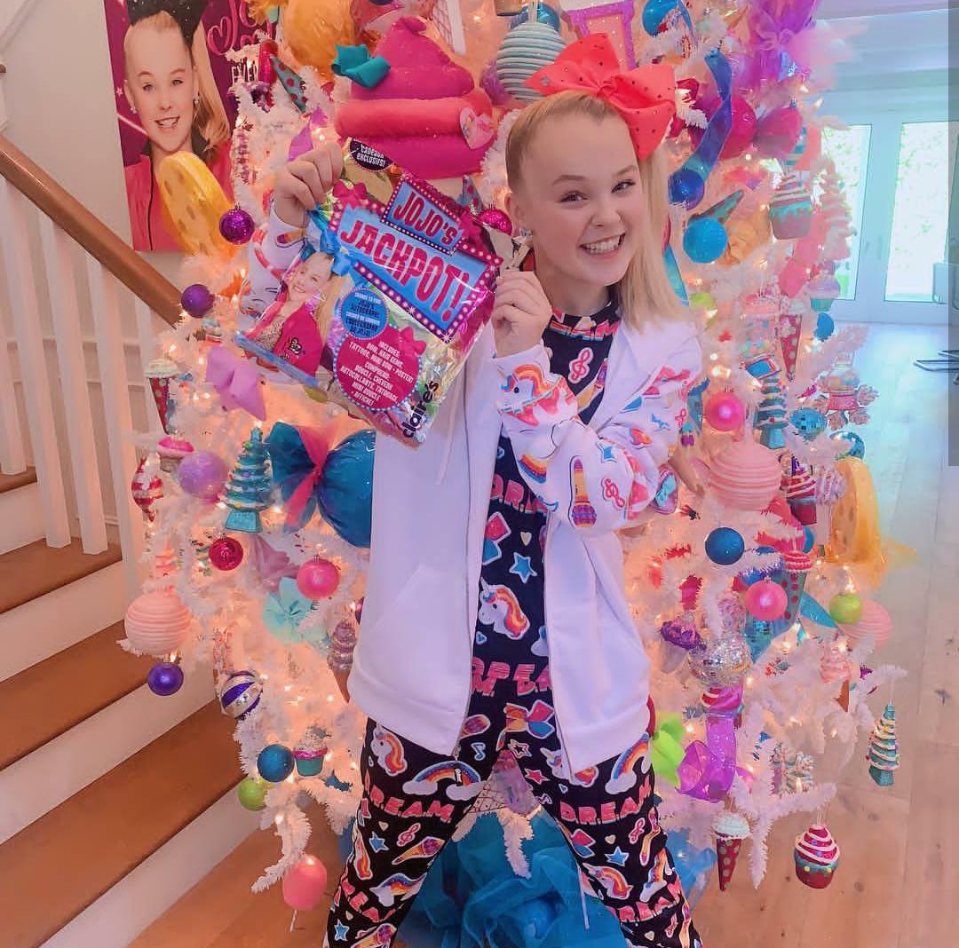moongiggles's tweet photo. Loren Gray: 16yrs
Malu Trevejo: 15yrs
Andrea Brilliantes: 15yrs (she's in da 3rd pic)
Jojo Siwa: 15yrs
Lmao
#FTTMPH https://t.co/oWI8oLSTyB