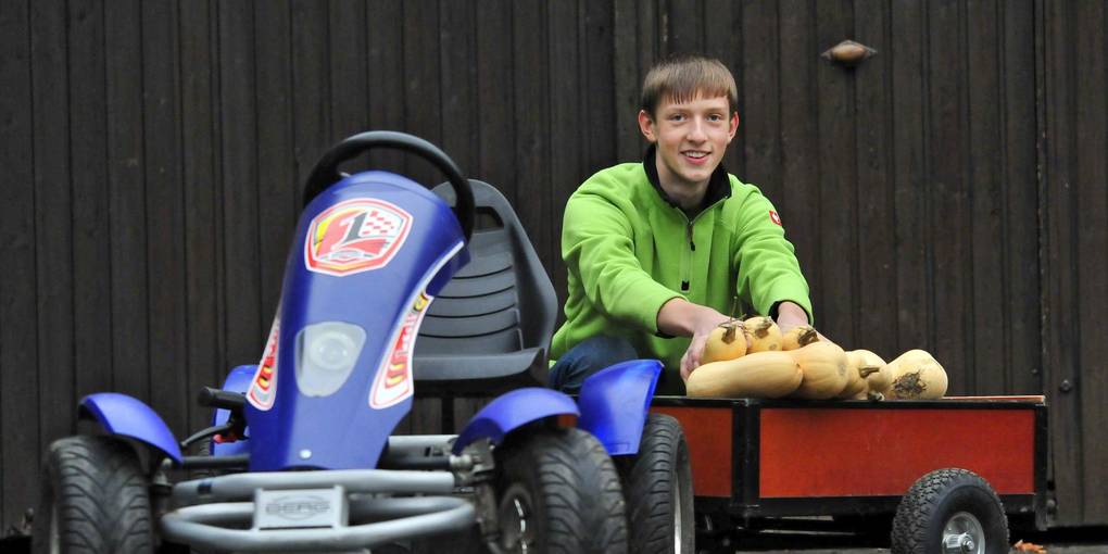 Pokulus's tweet photo. Mit Gokart die Ernte eingefahren 
Der 14 Jahre alte Julius Hattemer aus Gau-Algesheim sammelt erste Erfahrungen als Öko-Landwirt. 
AZ-Artikel vom 04.12.2018
https://t.co/Ne79rM8Ulu https://t.co/12y5UBjRlT