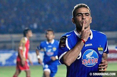museumpersib's tweet photo. Christian Gonzales adalah top scorer Persib Bandung di Piala Presiden. Dengan 10 golnya, Gonzales bahkan menyabet sepatu emas di Piala Indonesia musim 2010.
.
Sumber gambar: @simamaung
.
#SejarahPersib
#PialaIndonesia
#Persib
#MuseumPersib https://t.co/EOYO5nUcAG