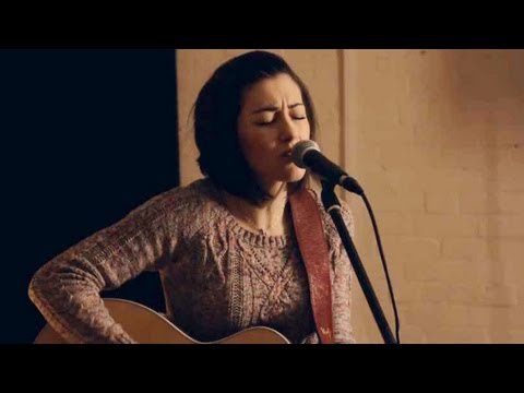Mumford &amp; Sons - I Will Wait (Hannah Trigwell acoustic cover) - songwriternews.co.uk/2018/12/mumfor…