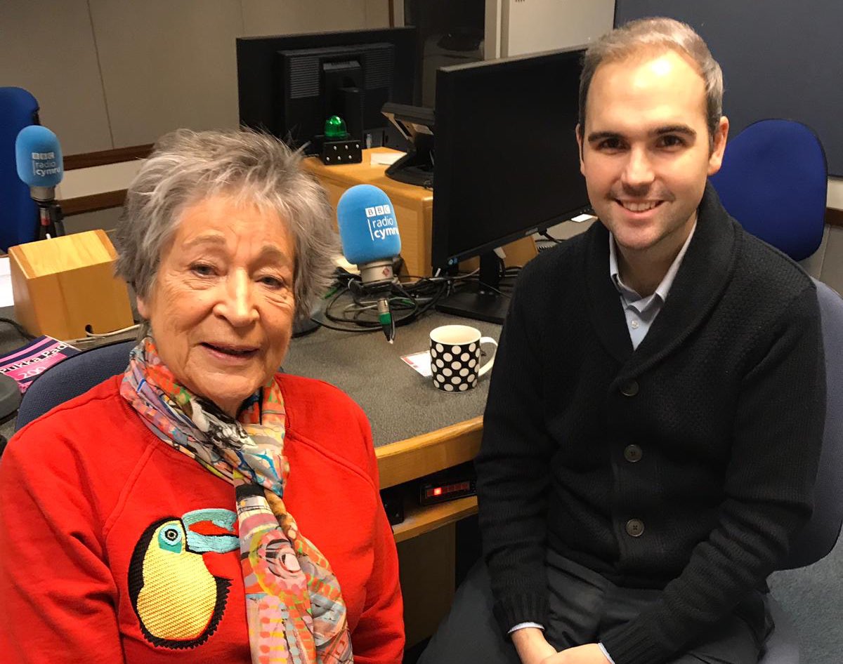 Braf iawn cwrdd â <a href="/bethdimoyn/">Beti George</a> i recordio rhaglen Beti a’i Phobl. Gallwch wrando dydd Sul am hanner dydd ar <a href="/BBCRadioCymru/">Radio Cymru</a>.