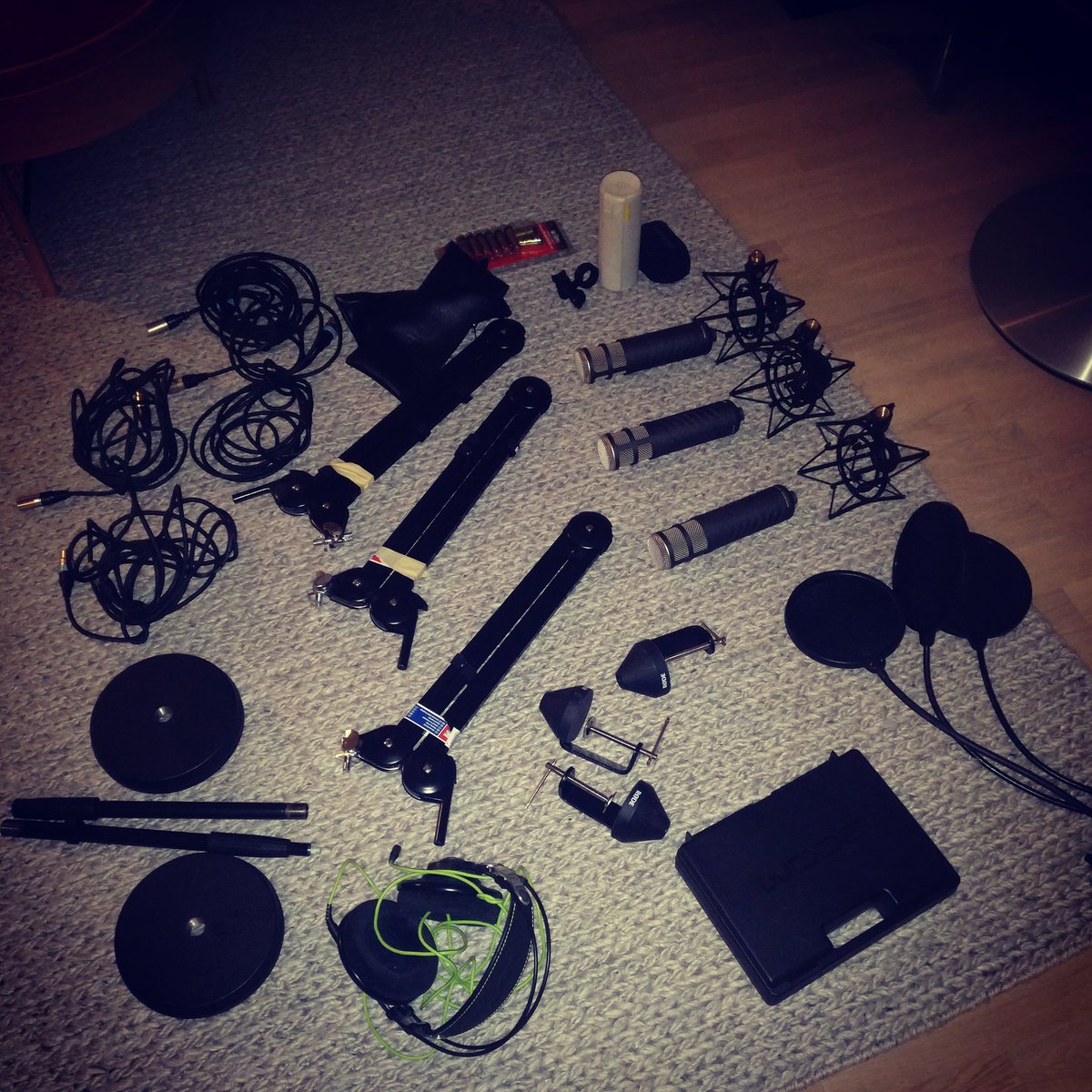 Mistäköhän löytäisin sopivan kuljetuslaukun tms. tälle liikkuvalle studiolle? Ja lisätarvikkeille. ~ 30 kg.  Need/trolley/solution for my mobile podcast studio? Where can i find it?  #podcasts #podcasting #podcastfi