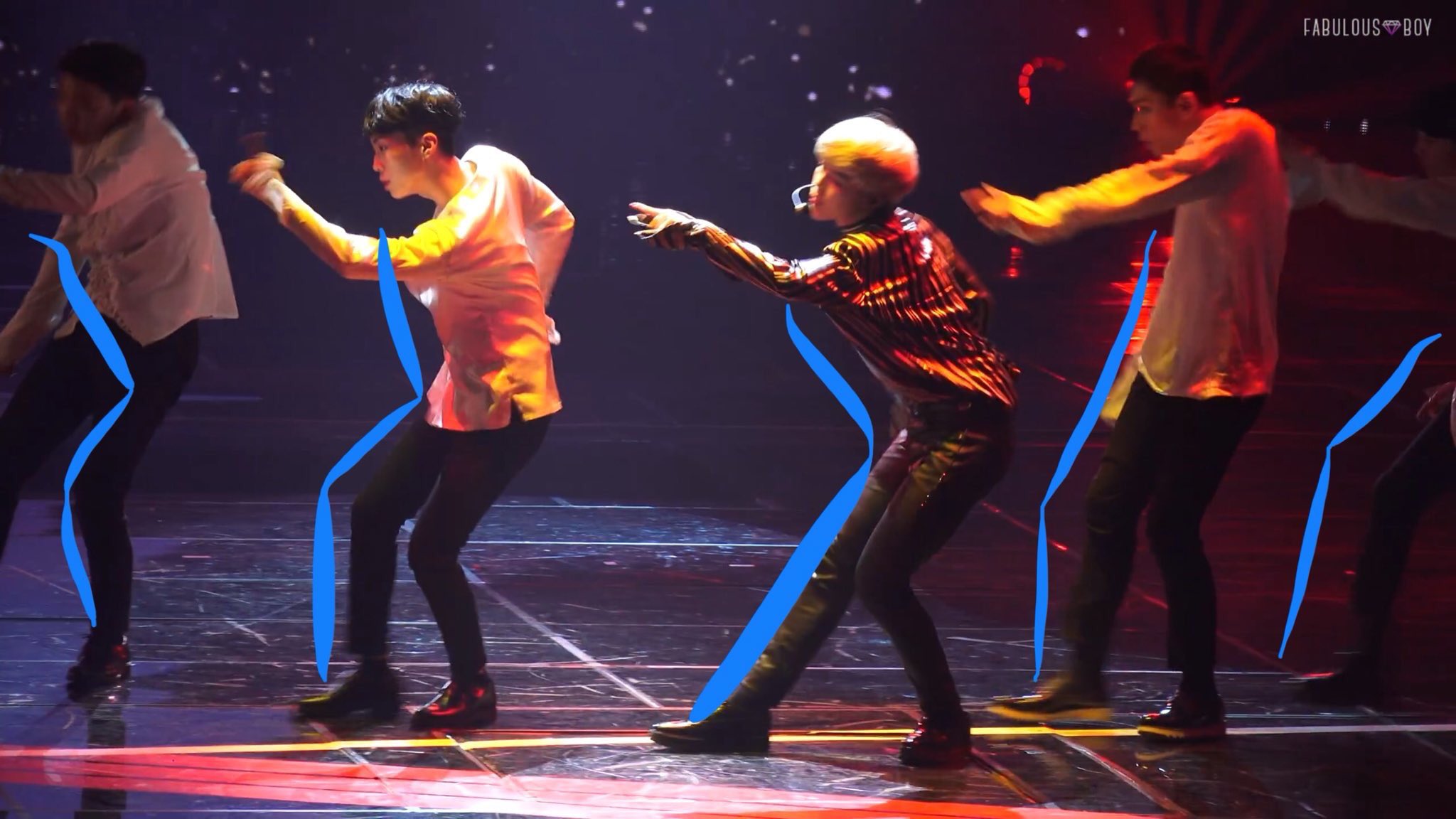 ﾕｳ 13 簡単にわかることではないが わずかな違いが 全体的な춤선に多大な影響を及ぼすことになる 断面的にこの写真だけ見てもダンサーの体はそれぞれ別の形に曲がっているが ジミンは Gt 形のように体の角度が明確に出ている だから見る人の目にぱっと