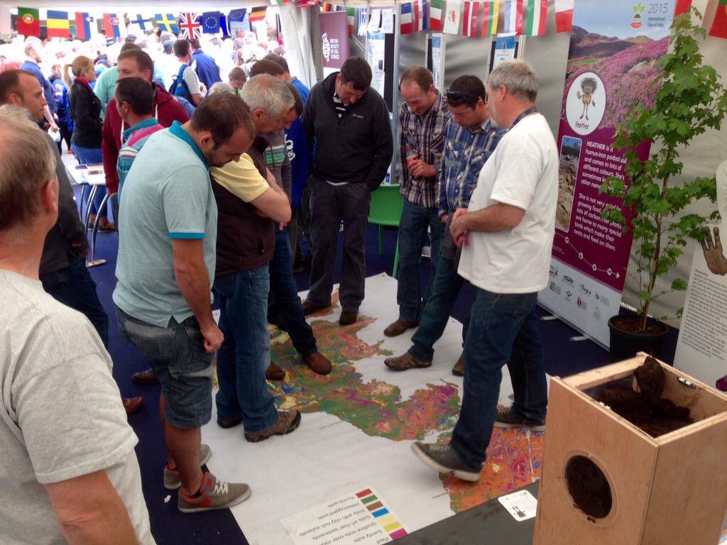 Dirt_Science's tweet photo. Most of my research will involve a #soil map at some point. So I decided to make a big GB soil map for #scicomm. #Megamap made it’s debut @SoapboxScience on London Southbank in 2015 during #IYS2015. It’s appeared at many more events since then! #WorldSoilDay https://t.co/WSKxbhhJA5