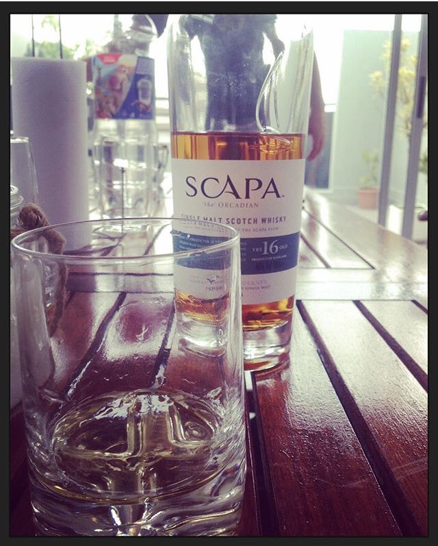 TipsWhisky's tweet photo. Si quieren disfrutar mejor el whisky... sin hielo y con un poquito de agua pura sin sodio o destilada. Esto hace que los aromas ocultos del whisky exploten. Enjoy. https://t.co/XkXX7uafJw