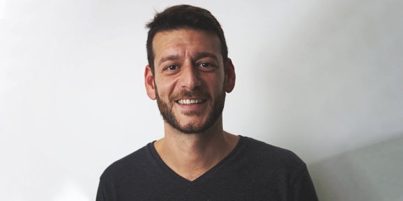 HModaSpA's tweet photo. Per raggiungere grandi obiettivi, è importante avere un team di grandi professionisti. Proprio come Alessandro, uno dei nostri magazzinieri, che lavora ogni giorno per garantire una produzione di alta qualità. #UnoMaglia #Hmoda #moda https://t.co/xViV9zGQMX https://t.co/ye0TDoJeik