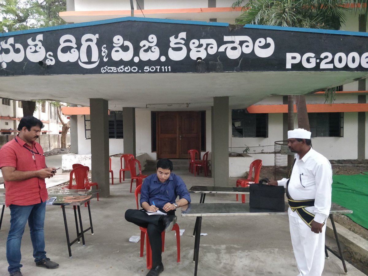 Collector_BDD's tweet photo. Distribution centres are being prepared for tomorrow as polling parties leave tomorrow for polling stations. 

@Sub_Coll_Bcm RO Bhadrachalam visited distribution centre in Bhadrachalam Constituency.

#WeAreReadyAreYou
#7thDecember https://t.co/QAQGrg1dWE