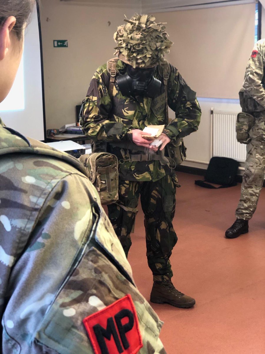 1RegtRMP's tweet photo. Soldiers from #150ProCoy continue their preparation for JEF(L) Lt Bde readiness with a demonstration and practical test on CBRN drills and procedure. This training will also be showcased and refined on Ex REDCAP CHARGE 1.19 in February. #traintowin #fittofight #1RMP #soldierfirst https://t.co/nsx5AB5LuI