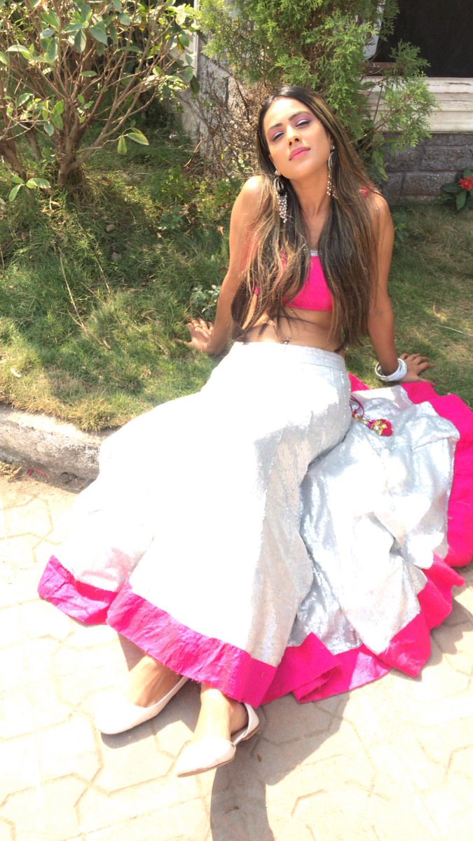 Kryanaddicts1's tweet photo. what the hell !.. A girl's character should not judged by how she dresses,its depend upon the way how we see that!Its her life she has all rights to live in the way she likes. Better u guys live your own life instead of doing these shits! @Theniasharma @imasuma9 #WeStandWithNia https://t.co/mNf91x9zfc