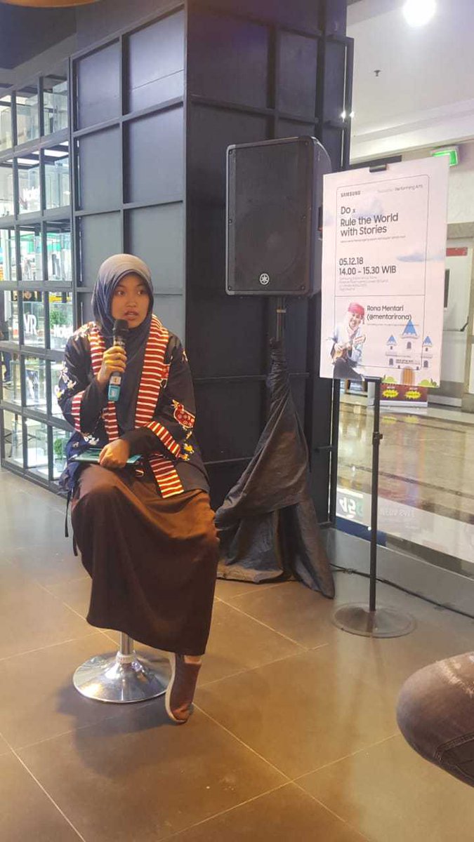 samsungID's tweet photo. Di Samsung Experience Store Plaza Ambarrukmo, Yogyakarta siang tadi, Rona Mentari mengajak para peserta untuk mulai mengaplikasikan budaya mendongeng ke dalam kehidupan sehari-hari di era digital ini.

Kira-kira gimana caraya ya? #SamsungSession https://t.co/mdcfCtrJBE