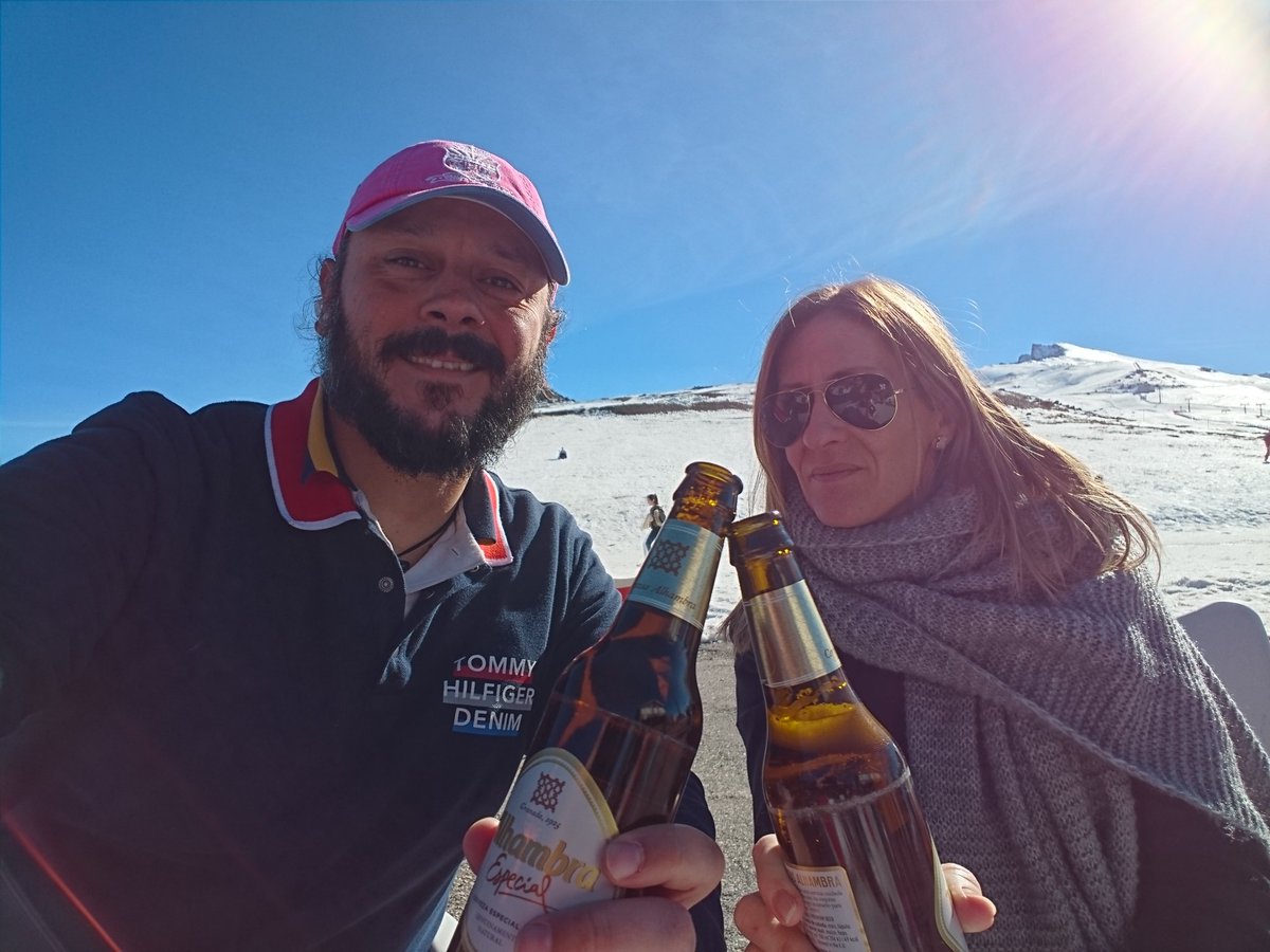 agaper2011's tweet photo. Disfrutando de Sierra Nevada con @senoesme @evagarcia79 @dakata124 #carlota y con la ayuda de @Alhambra_Es https://t.co/yZoTaCzrqX