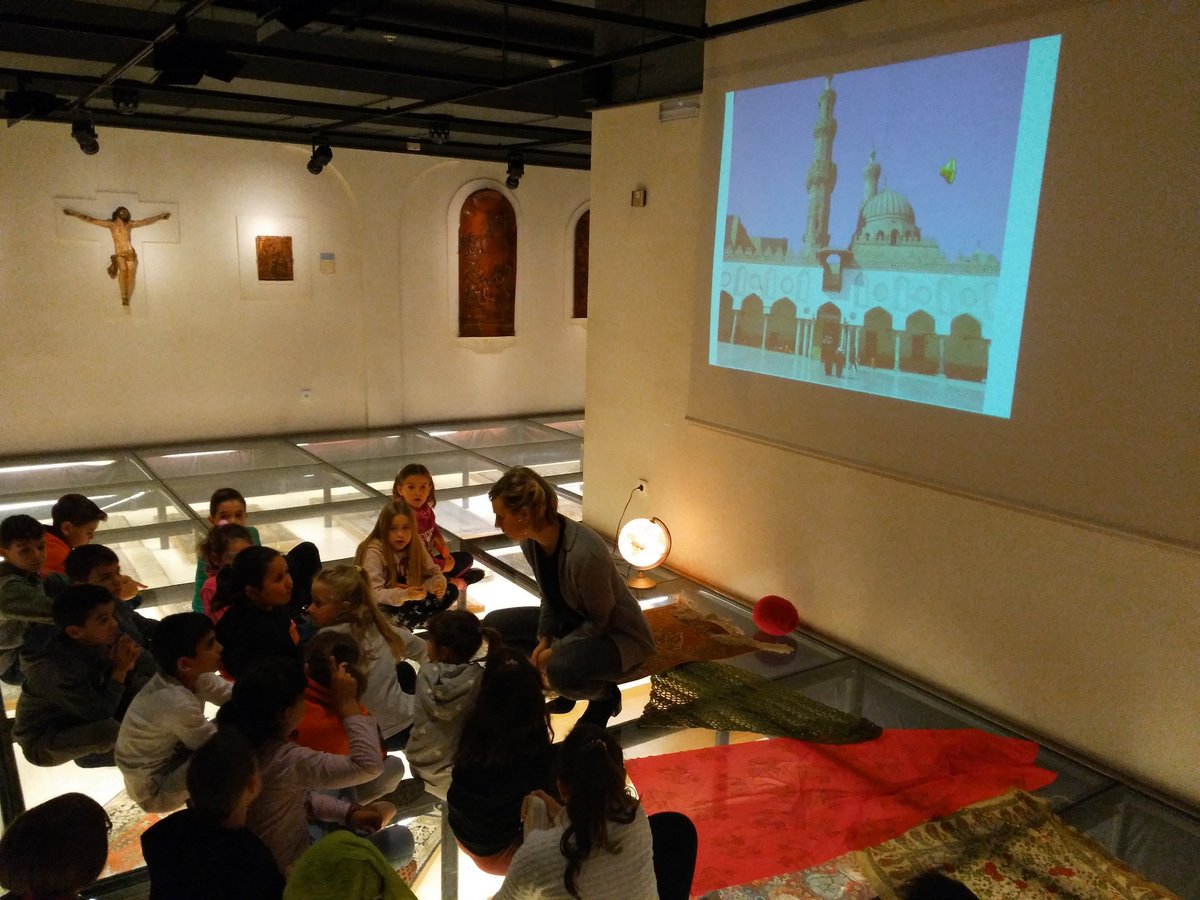 museu_deu's tweet photo. Sabieu que els objectes parlen? Només cal aprendre a escoltar-los.
Avui amb 2n @Escola_M_Mata del @elvendrell ho hem fet amb les #catifes.
Hem dialogat sobre #constums #religió #pensament #inclusió També l'hem adaptat Dídac, que ha pogut tocar les catifes @Fundacion_ONCE https://t.co/Fqxd4FMJwA