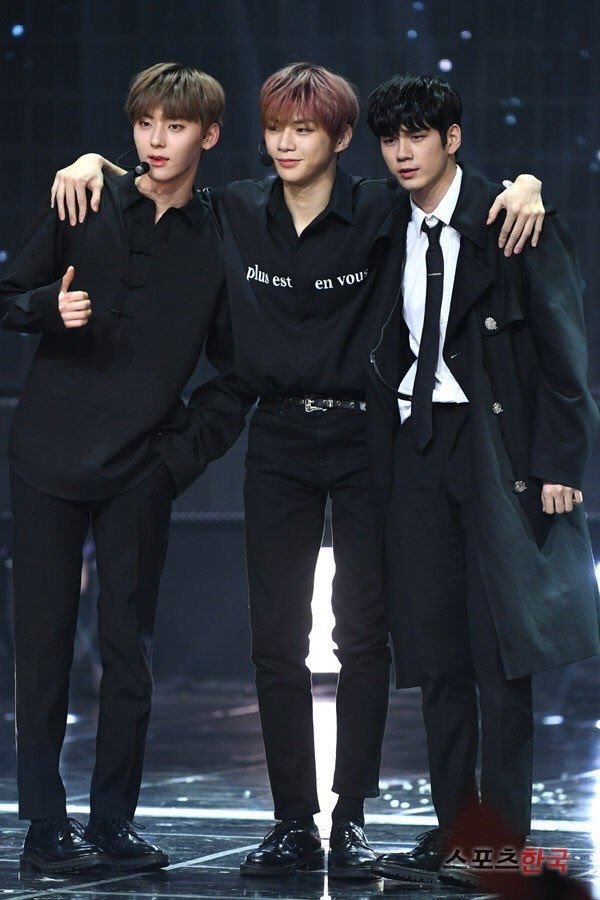 seonbaez's tweet photo. 미쳤다😭 명불허전 비쥬얼 기럭지 버뮤다😭  #옹녤황 #강옹황 #강다니엘 #옹성우 #황민현 https://t.co/Ffm7Ur40YY