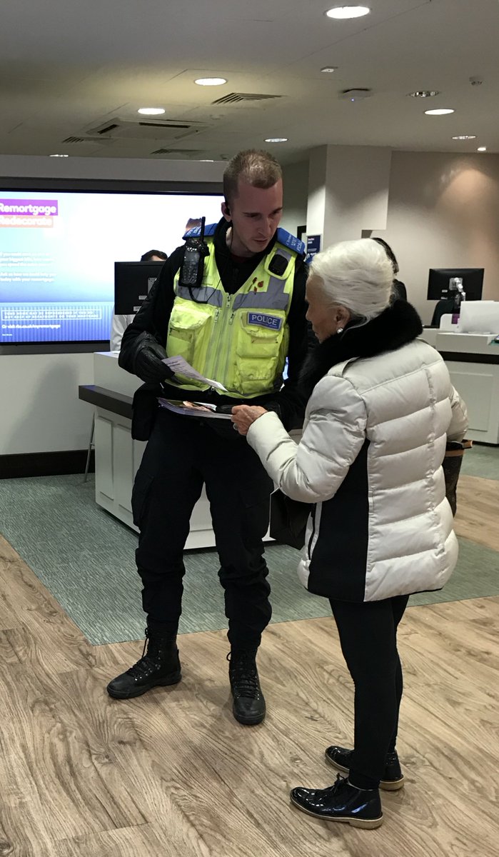 The @DerbyCitySNT are on hand in various banks around #CathedralQuarter today giving advice to customers about scams which criminals are currently targeting banks with and how to prevent customers been the victims. They also may have mince pies!🎅🎄