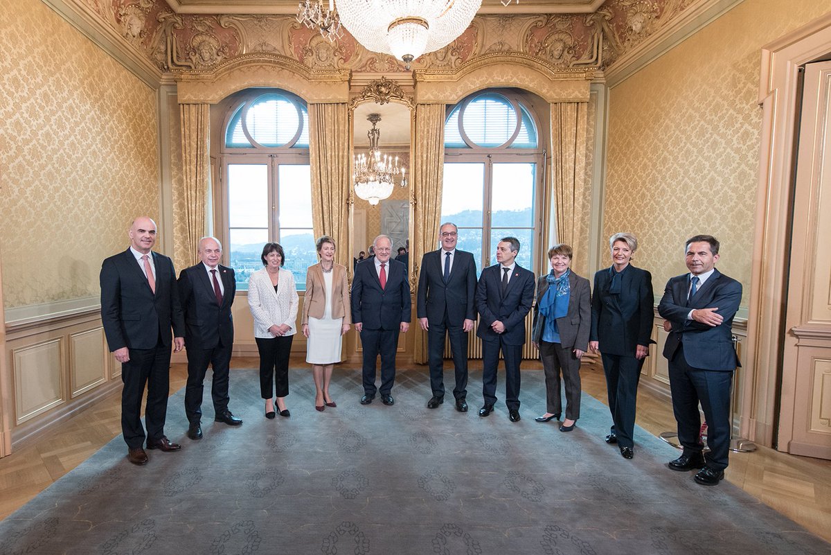 D’ici à fin décembre, la Suisse a exceptionnellement 9 conseillères et conseillers fédéraux… ;)