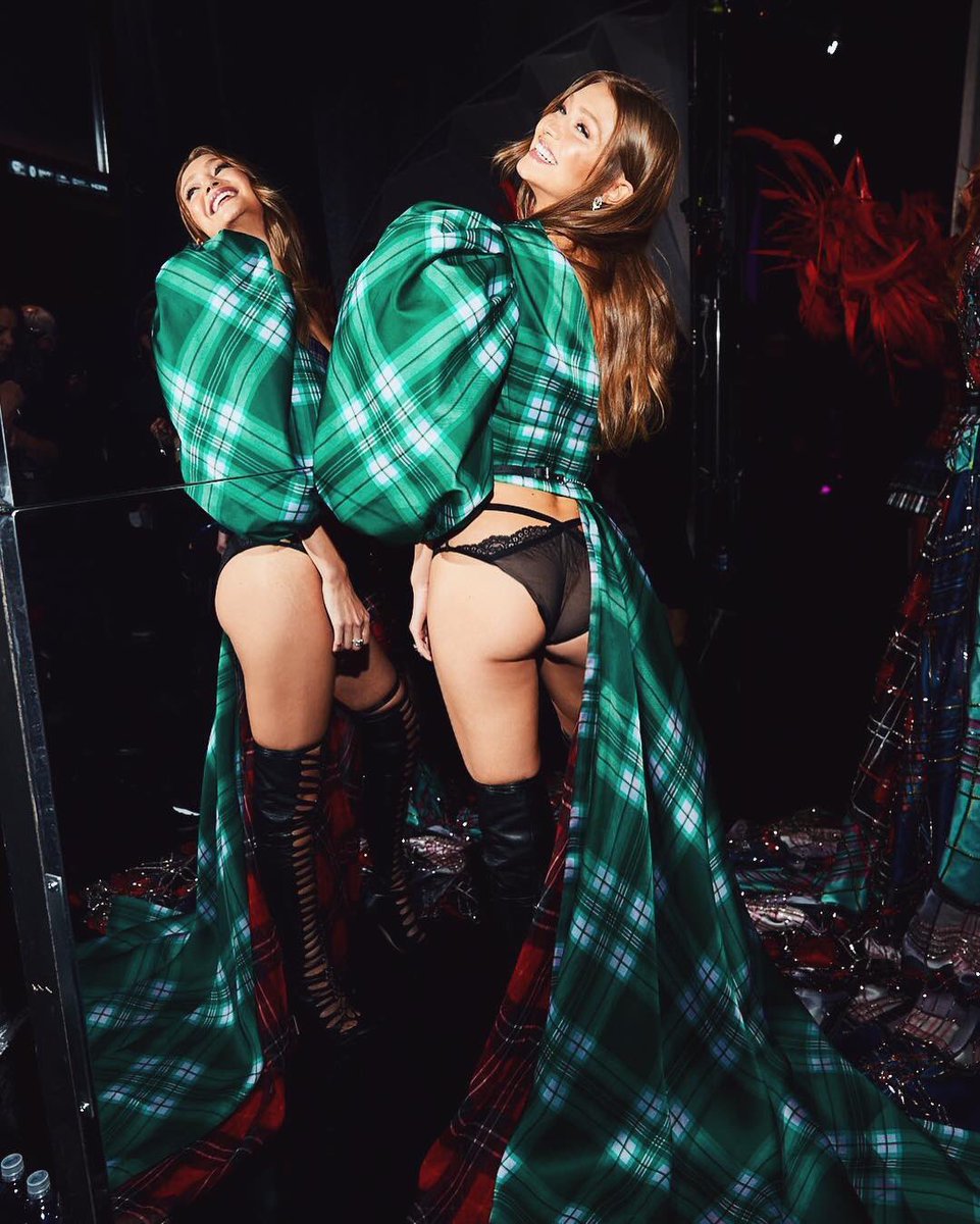 GigiUpdates_Pl's tweet photo. Gigi podczas #VSFashionShow https://t.co/yzJesgLlrT