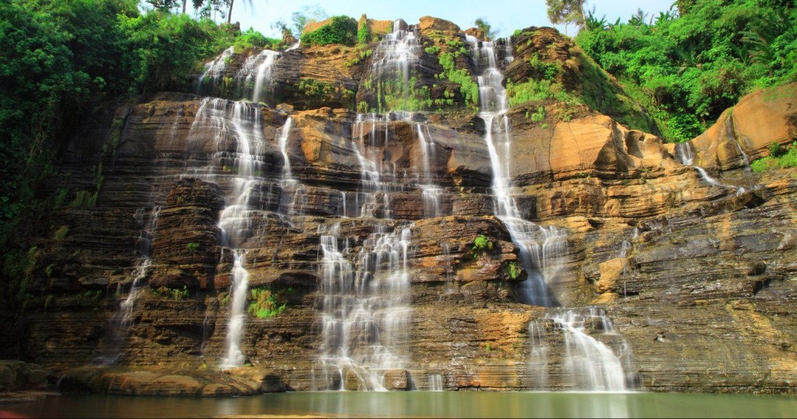 pesonaindonesia's tweet photo. Berlibur ke Sukabumi, kurang lengkap rasanya bila tak menjajakan diri di curug yang indah dan alam disekitarnya sejuk. Salah satu yang harus kita kunjungi, Curug Cigangsa ini. https://t.co/gX2hzbZcMV 

#PesonaWisataSukabumi https://t.co/Njv6sxlHOI