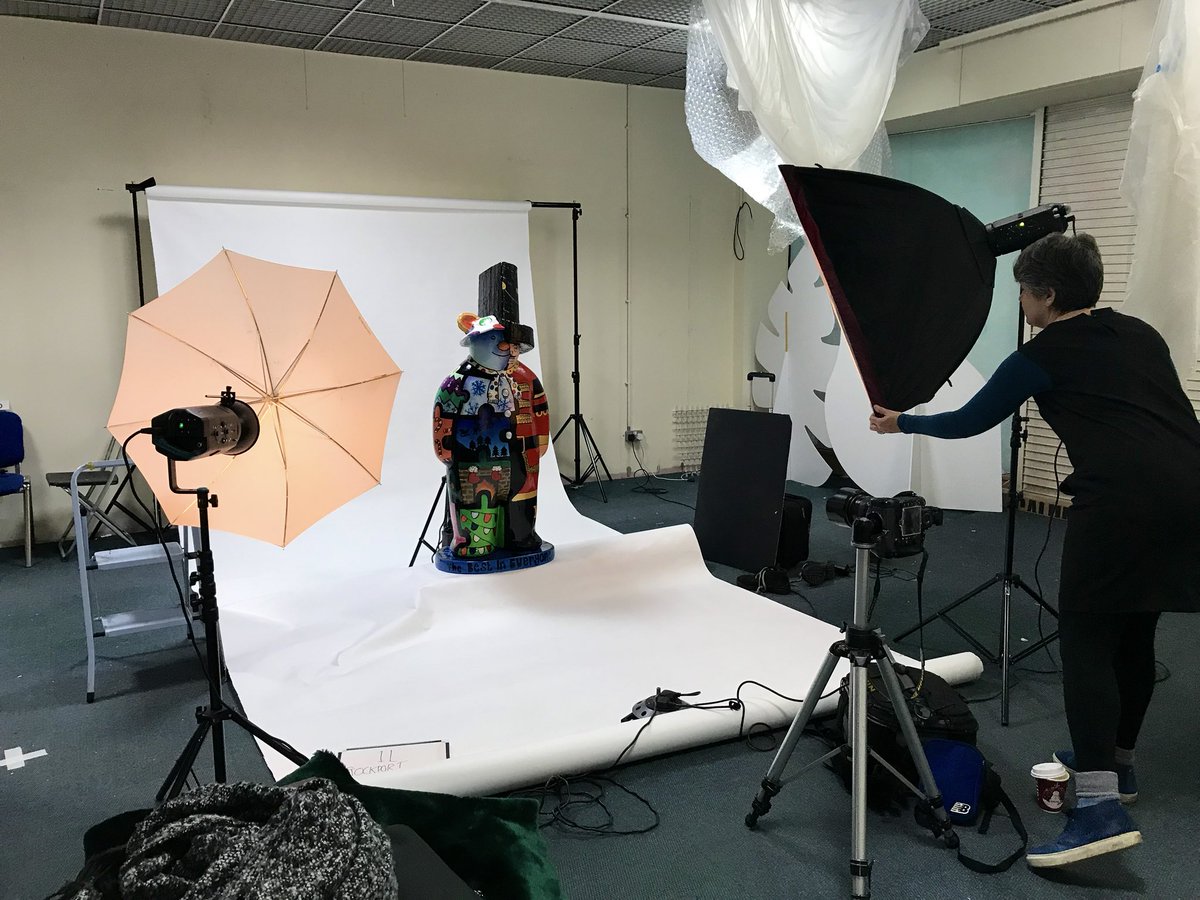TheSnowmanWalk's tweet photo. The little Snowmen are getting the star treatment today! See them at @The_Lowry, @LowryOutlet and the Open Centre at @MediaCityUK from this Saturday until 13 January ☃️ https://t.co/KI5vZYLH1l