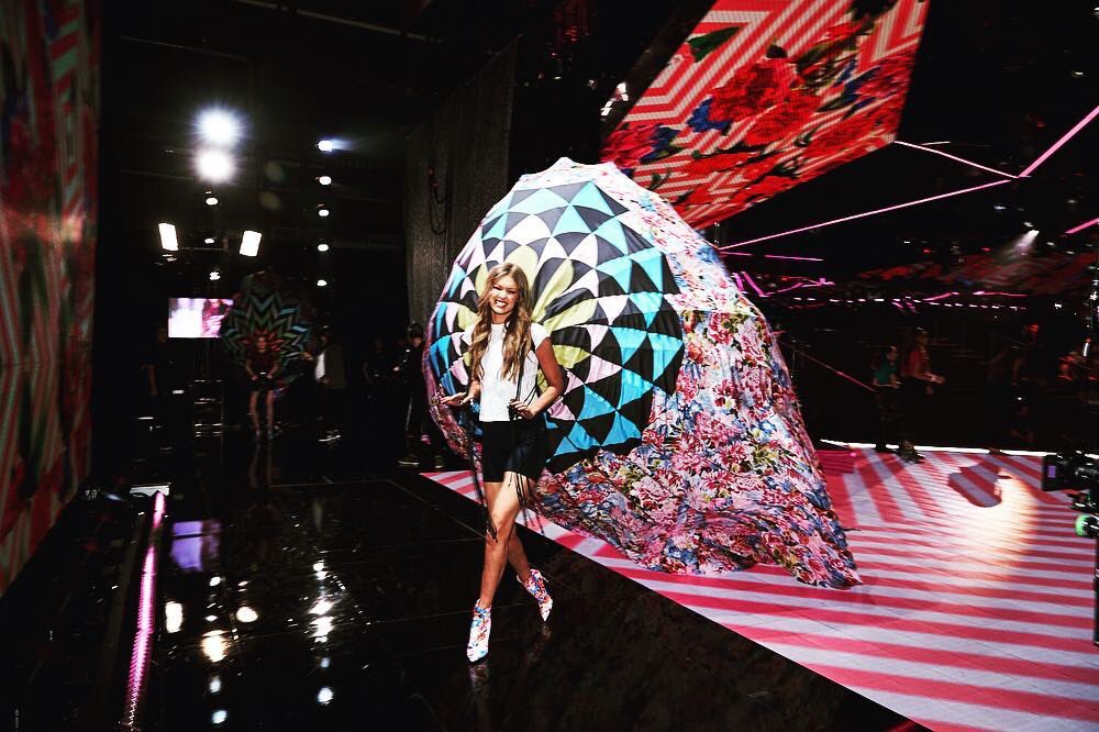 GigiUpdates_Pl's tweet photo. Gigi podczas #VSFashionShow https://t.co/V7Dv8rdEjg