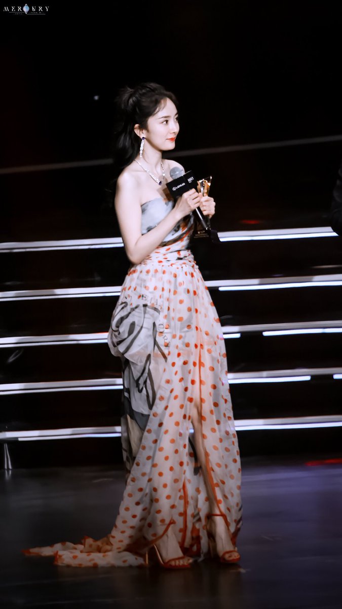 MercuryYangmi's tweet photo. #杨幂💫#杨幂刺杀小说家
         
         至少每一次相遇 
              都值得我们去期待
                    @杨幂 🌈 https://t.co/zari2Tmf2W