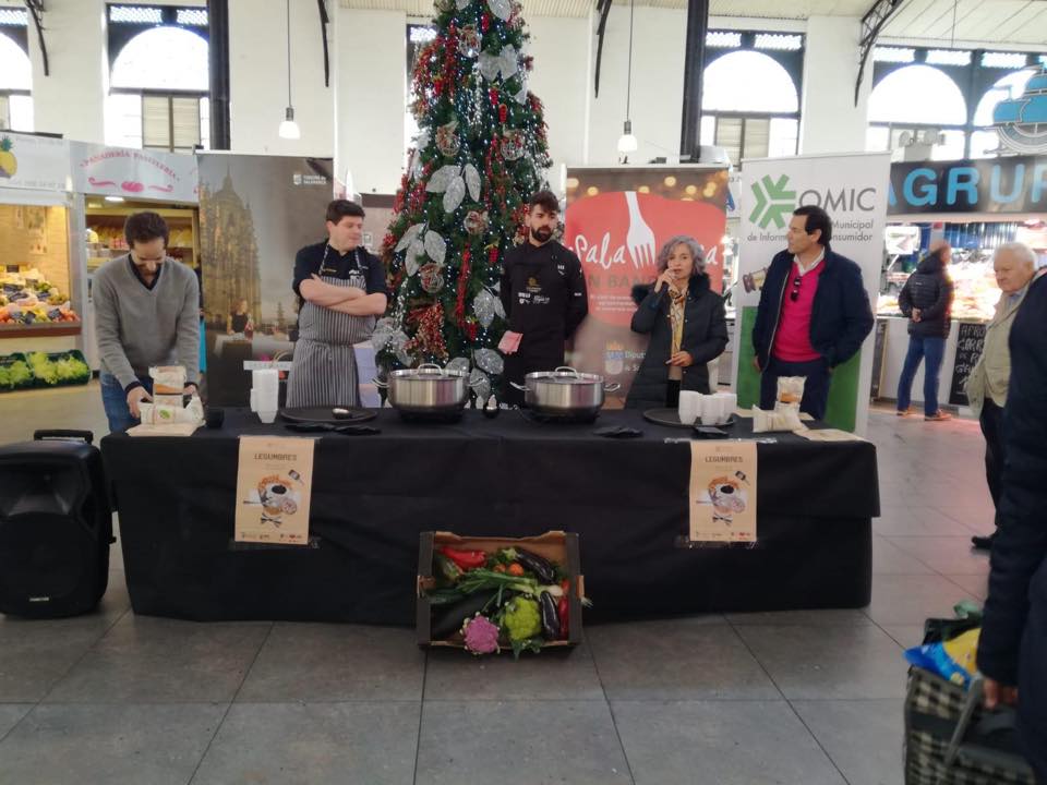 Comenzamos la III Semana de las Legumbres con #showcooking en el Mercado Central, a cargo de Jorge Lozano de TAPAS 3.0 Restaurante. #semanalegumbres #omicsalamanca <a href="/Salamancabande/">Salamancaenbandeja</a> <a href="/salamancacomer/">Salamanca Comérsela</a>