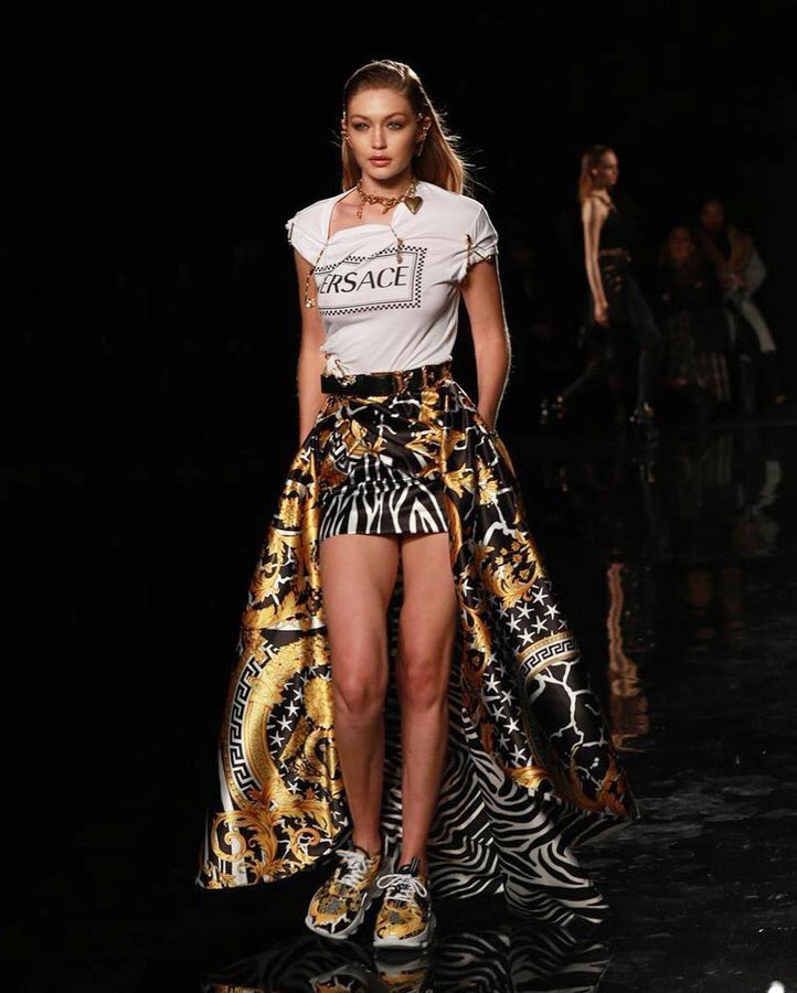 GigiUpdates_Pl's tweet photo. 2 grudnia: Gigi idąc na wybiegu podczas Versace Pre Fall 2019 w NYC https://t.co/lBvoyObmaJ