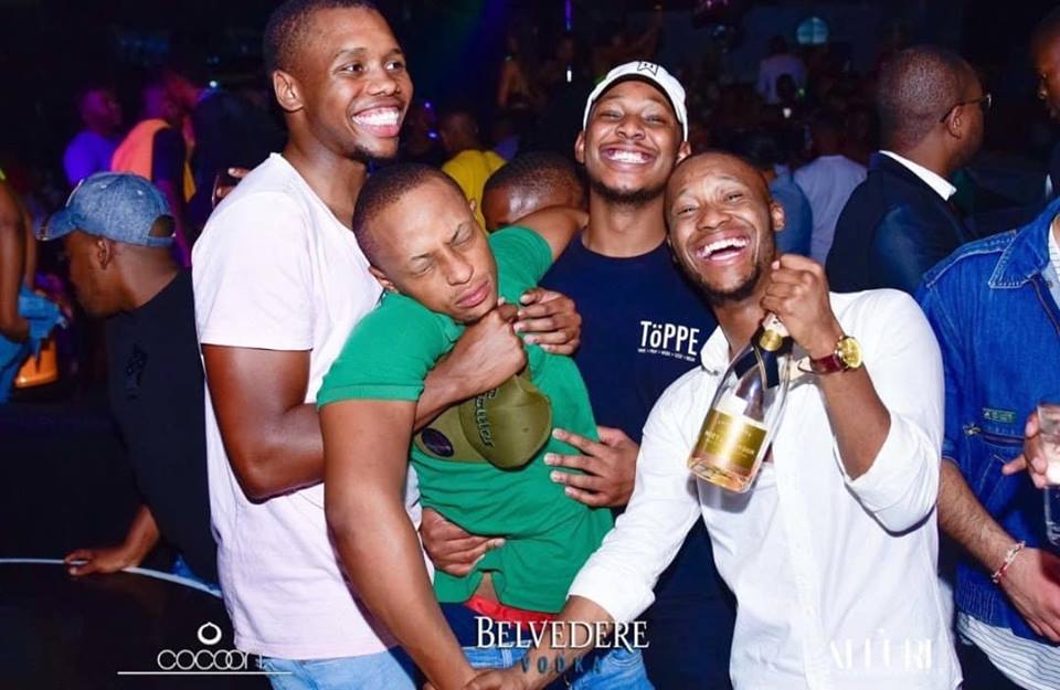 MpashoNews's tweet photo. Wuololo... With these kind of friends you need no enemies! π π π #drinkscember #truefriends #pombesiosupu #drinkscembar https://t.co/X6nJiKpru3