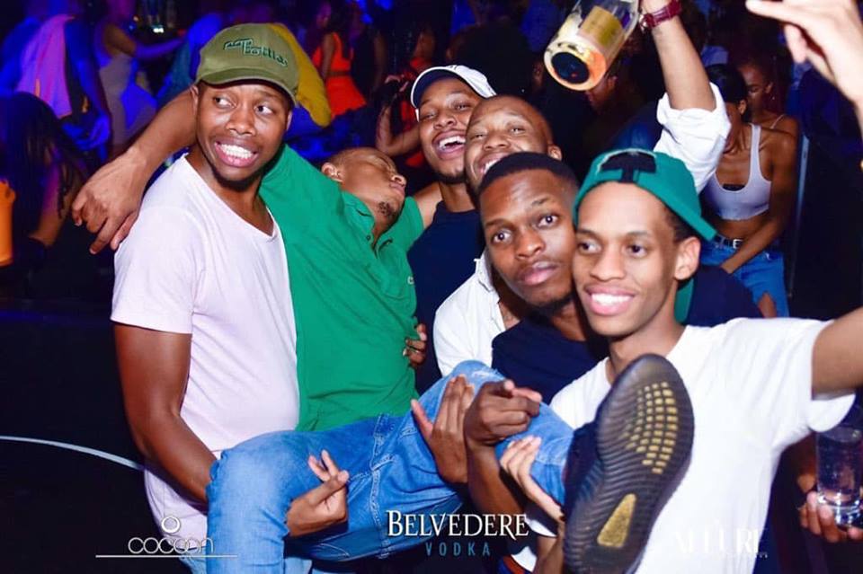 MpashoNews's tweet photo. Wuololo... With these kind of friends you need no enemies! π π π #drinkscember #truefriends #pombesiosupu #drinkscembar https://t.co/X6nJiKpru3