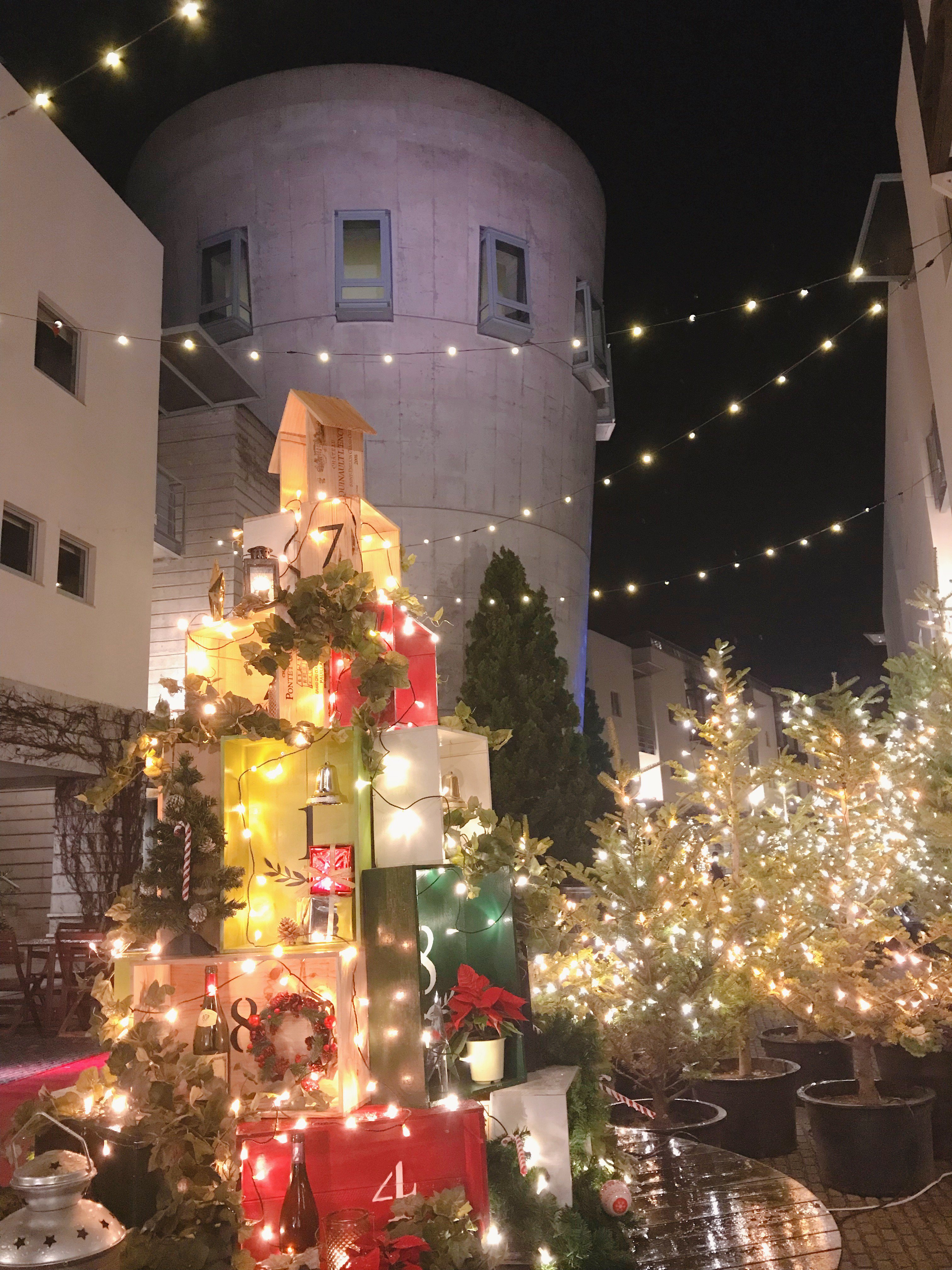 公式 星野リゾート リゾナーレ八ヶ岳 A Twitter ピーマン通りには アドベントカレンダーをモチーフにしたクリスマス ツリー ワインの木箱を重ねた 高さ2 5mのツリーです クリスマスまで少しづつ楽しむお菓子 シュトレンは3店舗で販売中 お気に入りを見つけてみて
