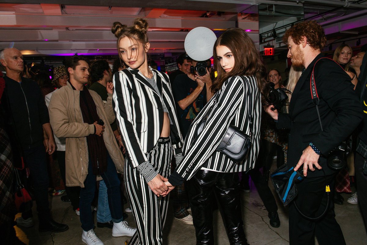 GigiUpdates_Pl's tweet photo. 3 grudnia: Gigi podczas eventu kolekcji The Marc Jacobs Redux Grunge i otwarcia Marc Jacobs Madison w NYC https://t.co/PFn2OUpKjk
