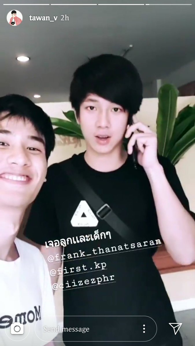 Somehow ลูก and Tay's schedule often matched and they'd be seen together more than with New. One would think because of that, ลูก isn't that close with his แม่ but Tay always video call New when they apart so he probably let ลูก greet New too so there's no gap between them.