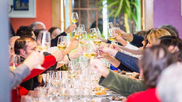 WineCastineiras's tweet photo. Se juntan un vasco de @RiojaWine_ES un gallego de @CRDO_Ribeiro y Alfonso de @DonBacalaoRte y esto es lo que pasa! #nicepeople #winelovers #winemakers #havefun #partnersincrime #wines #Rioja #Ribeiro #bestwithyou #happy https://t.co/hiYbfxWsWe