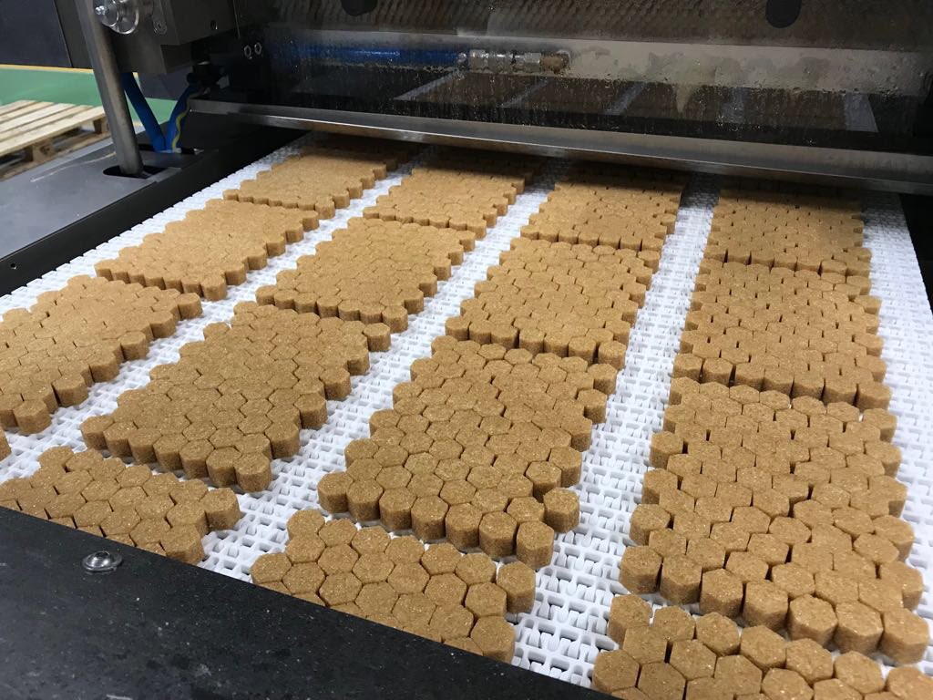 THubbuch's tweet photo. Coming soon! 🙌 #honeycombs #Candico https://t.co/iYyGvdS8Ha
