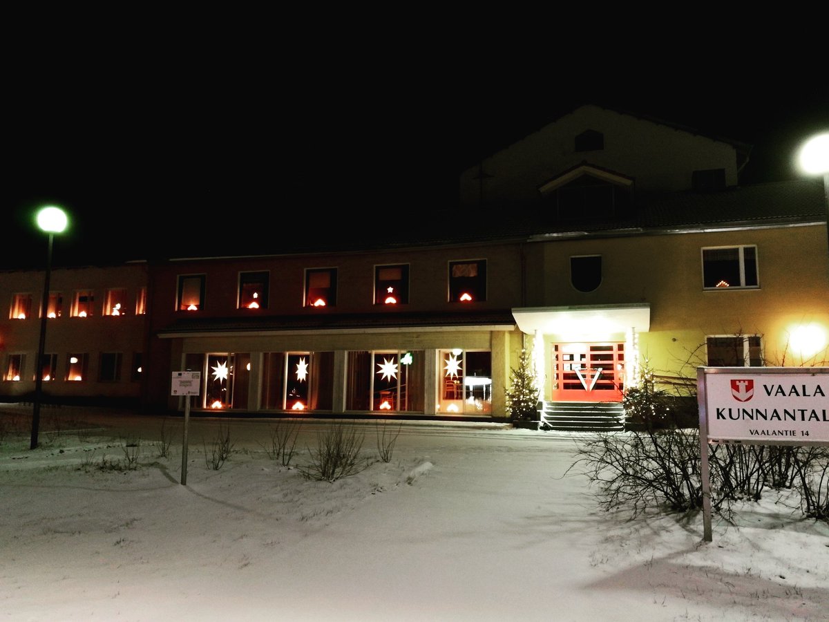 jennaleinonen_'s tweet photo. #vaala n #kunnantalo jouluvalaistuksessa 💓🎄 hyvää joulua kuntalaiset 💓 #jouluvalot #munvaala https://t.co/Dt3YwwCEGr