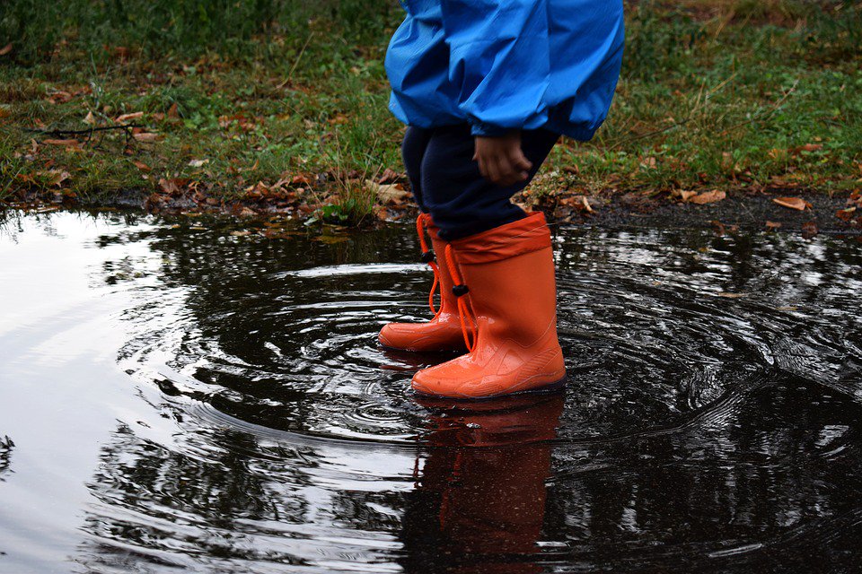 GoSwimDevon's tweet image. Don't forget to keep your children safe around standing #water, including puddles. ☔️
We've had such a lot of #rain lately, so please be careful as young #children can #drown in less than 2 inches (6 centimeters) of water.