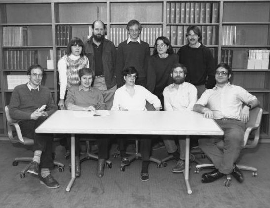 UTSWMedCenter's tweet photo. The Howard Hughes Medical Institute began funding #UTSW researchers in 1986. In early 1987, the HHMI-funded researchers gathered for this group photo which appeared in the campus newspaper. #UTSW75 https://t.co/8m7azxM1ey
