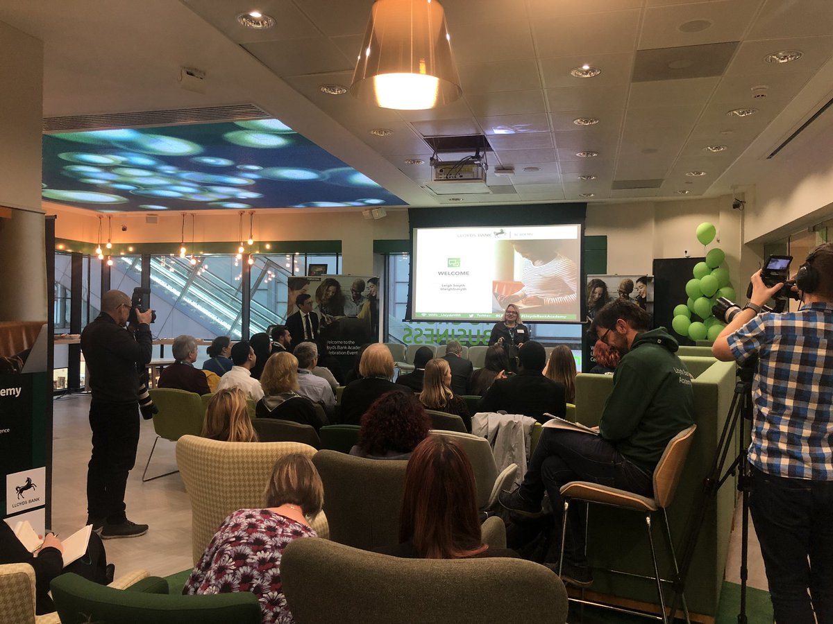 SLJBarts's tweet photo. @LeighSSmyth from @LBGDigi opening the amazing launch of the #LloydsBankAcademy in Manchester 🙌🏻🙌🏻 https://t.co/hnctdq15Ow